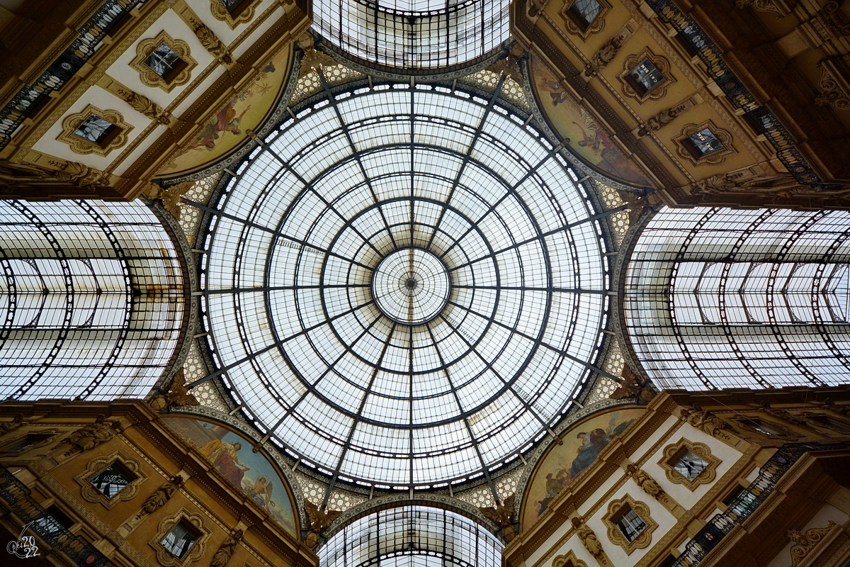 Die Glaskuppel der Galleria Vittorio Emanuele II, einer Einkaufsgalerie aus dem 19. Jahrhundert. (Mailand, Juni 2014)