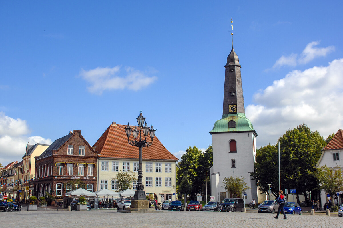 Die Glckstdter Stadtkirche in Glckstadt in Schleswig-Holstein ist das lteste und zugleich bedeutendste erhaltene Bauwerk der Stadt. Sie befindet sich direkt am Marktplatz. Aufnahme: 22. September 2021.