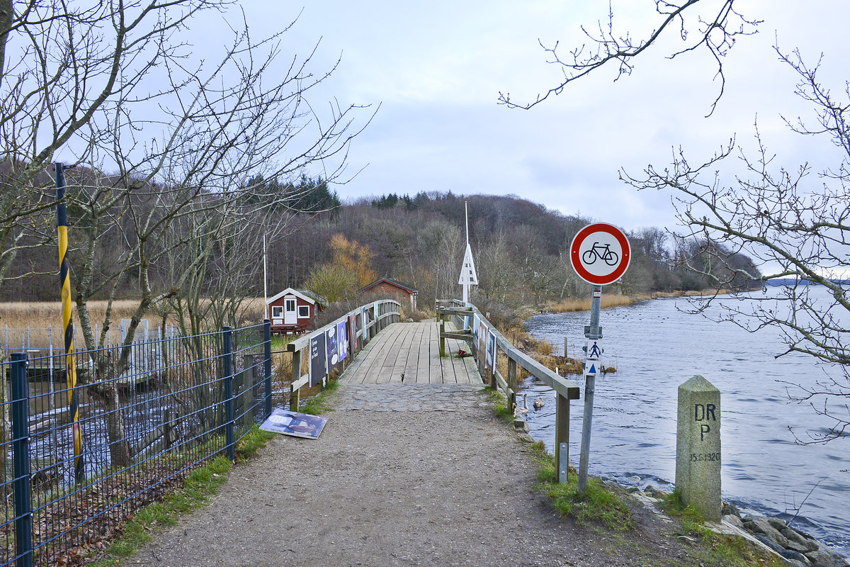 Die Grenzbrcke ber Krusau beim Handewitter Ortsteil Wassersleben. Aufnahme: 4. Januar 2021.