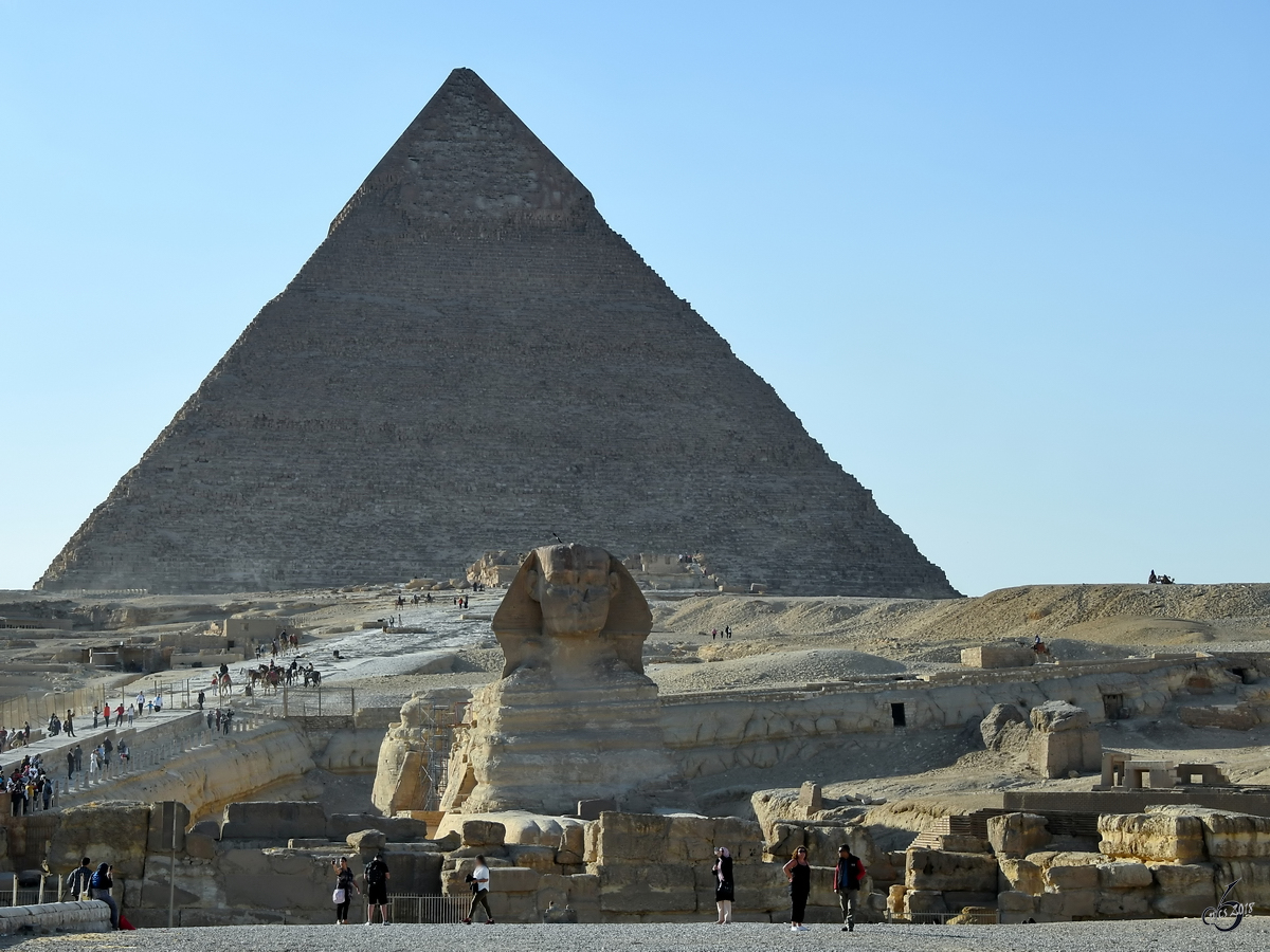 Die groe Sphinx von Gizeh vor der Chephren-Pyramide. (Dezember 2018)