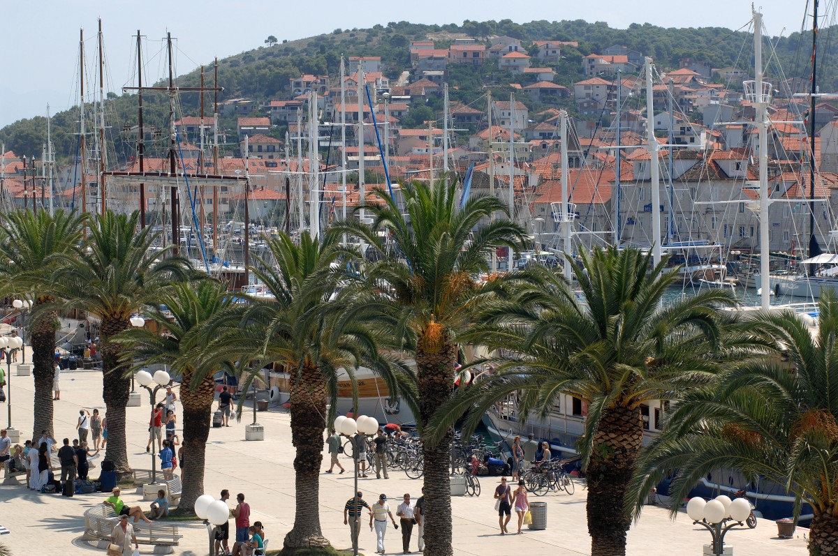 Die Hafenpromenade von Trogir. Aufnahmedatum: 17. Juli 2009.