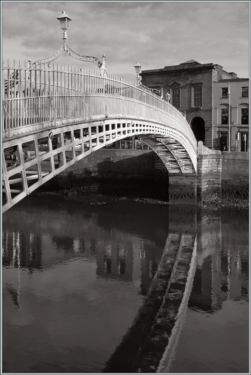 Die Ha'penny Bridge in Dublin.
25. April 2013