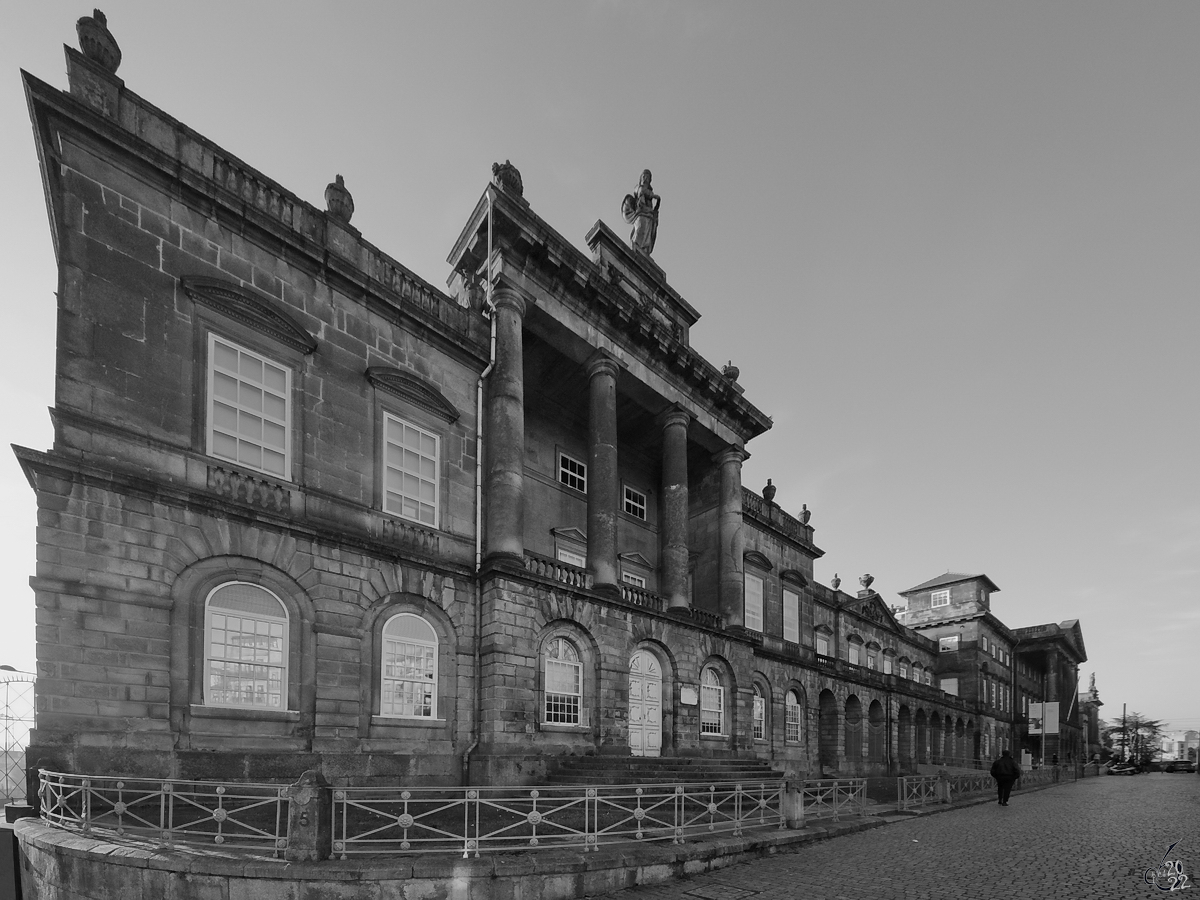 Die Hauptfassade des ab 1779 errichteten Krankenhauses Geral de Santo Antnio erstreckt sich ber eine Lnge von 177 Metern. (Porto, Januar 2017)