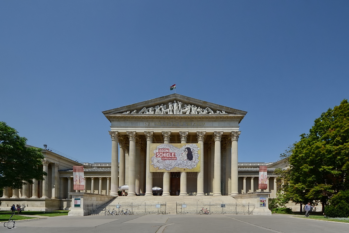Die Hauptfassade des im Jahr 1906 gebauten Szpművszeti Mzeum, was das grte Kunstmuseum Ungarns ist. (Budapest, August 2013)