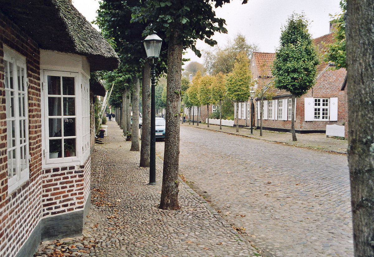 Die Hauptstrae Slotsgaden in Mgeltnder (auf deutsch: Mgeltondern) in Snderjylland (Nordschleswig). Vom Analogfoto. Aufnahme: Oktober 2004.