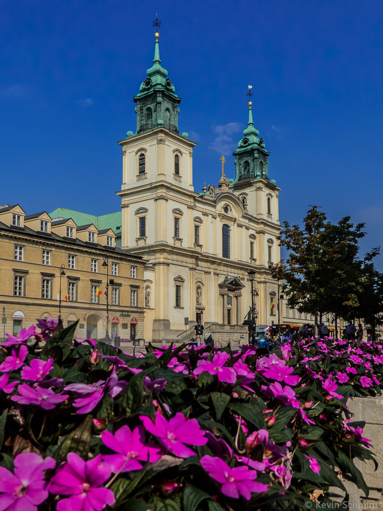 Die Heilig-Kreuz-Kirche in Warschau entstand im spten 17. Jahrhundert im Stil des Barock. Die beiden Fassadentrme wurden im 18. Jahrhundert errichtet. Nach der Sprengung durch die Wehrmacht 1944 folgte bis 1953 der Wiederaufbau. (02.08.2014)