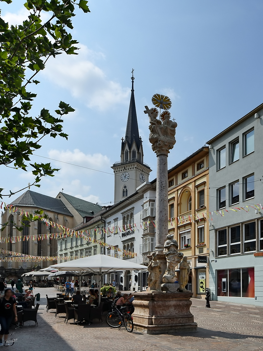 Die Heilige Dreifaltigkeits-Sule auf dem Hauptplatz von Villach. (August 2019)