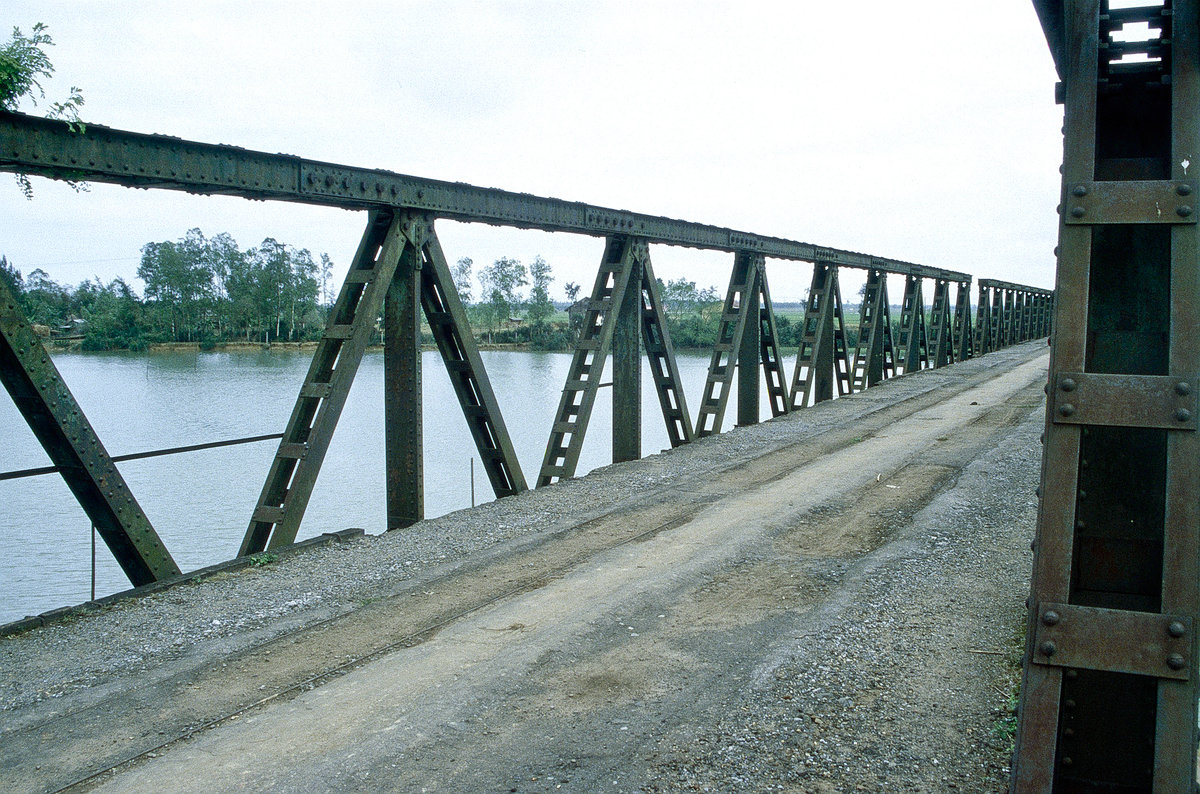 Die Hien Long-Brcke ber Sng Bến Hải, einst die Demarkationslinie zwischen Nord- und Sdvietnam. Bild vom Dia. Aufnahme: Januar 2001.