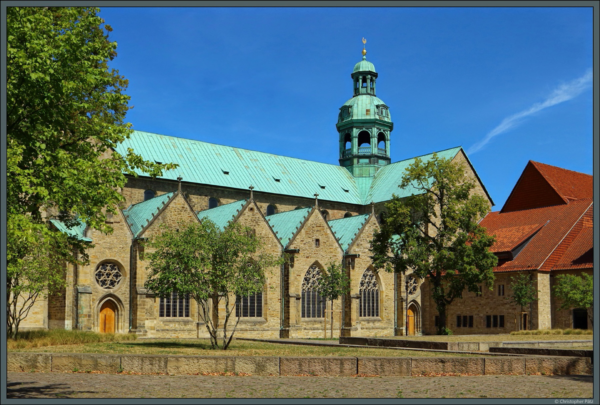 Die Hohe Domkirche St. Mari Himmelfahrt ist eine der ltesten Bischofskirchen Deutschlands und Teil des Unesco-Welterbes von Hildesheim. Hier zu sehen ist sind die sdlichen Langhausarkaden mit dem barocken Vierungsturm. (12.08.2018)