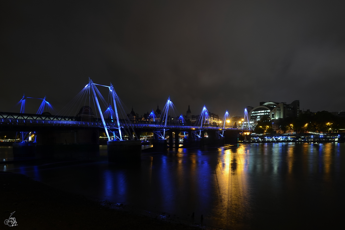 Die Hungerford Bridge ist eine Eisenbahn- und Fugngerbrcke ber die Themse. (London, September 2013)