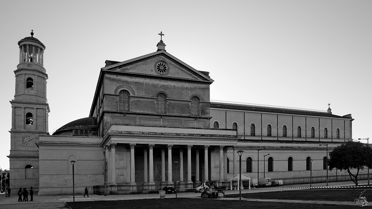 Die imposante Papstbasilika  Sankt Paul vor den Mauern  (San Paolo fuori le mura) ist eine der sieben Pilgerkirchen von Rom. (Dezember 2015)