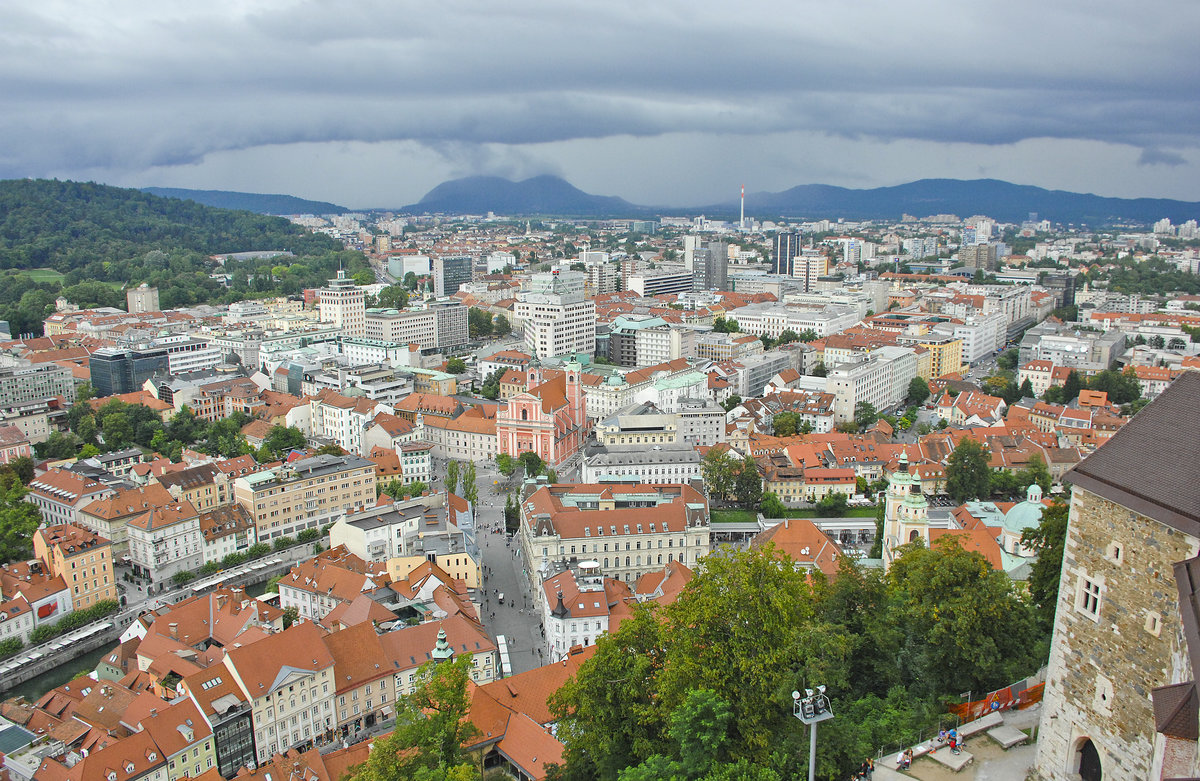 Die Innenstadt von Ljubljana von Ljubljanski grad aus gesehen. Aufnahme: 1. August 2016.