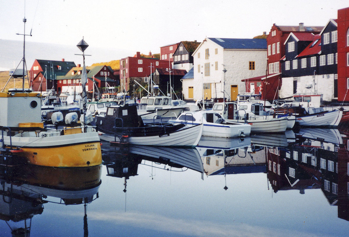 Die Innenstadt von Trshavn von der Strae Havnargata aus gesehen. Bild vom Analogfoto. Aufnahme: August 1995.