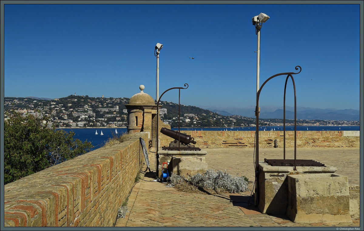 Die Insel Sainte-Marguerite vor der Kste von Cannes wird vom Fort Royal bewacht. Dieses stammt aus dem 17. Jahrhundert und war ber mehrere Jahrhunderte ein Staatsgefngnis, dessen bermtester Hftling der  Mann mit der eisernen Maske  war. (28.09.2018)