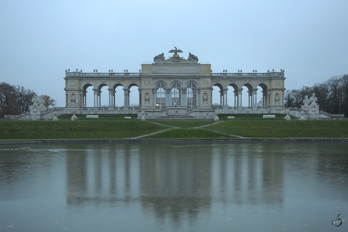 Die im Jahr 1775 als  Ruhmestempel  erbaute Gloriette im Schlossgarten von Schloss Schnbrunn in Wien. (November 2010)