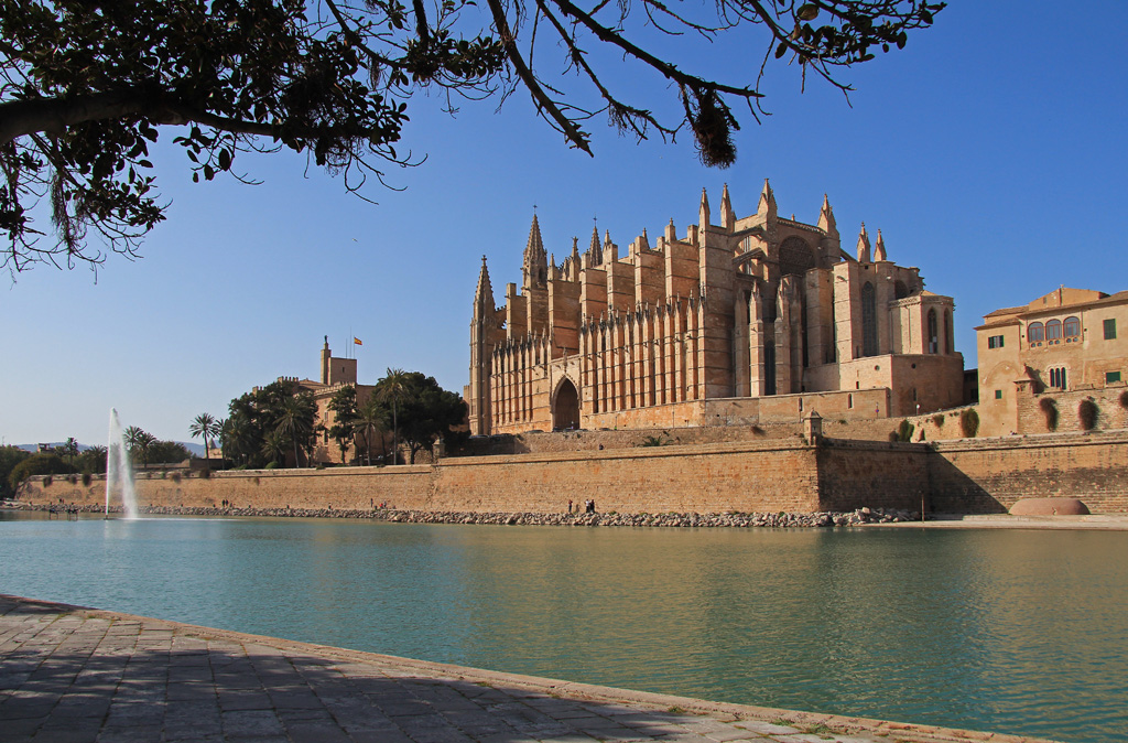 Die Kathedrale  La Seu  in Palma de Mallorca am 13.04.2015. Der prachtvolle Bau ist unumstritten das Wahrzeichen der Inselhauptstadt.