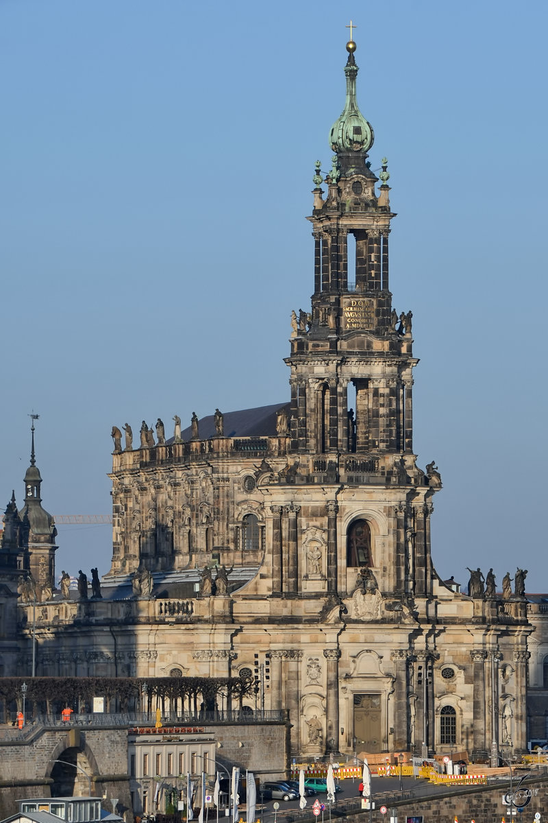 Die Katholische Hofkirche in der Altstadt von Dresden. (April 2018)
