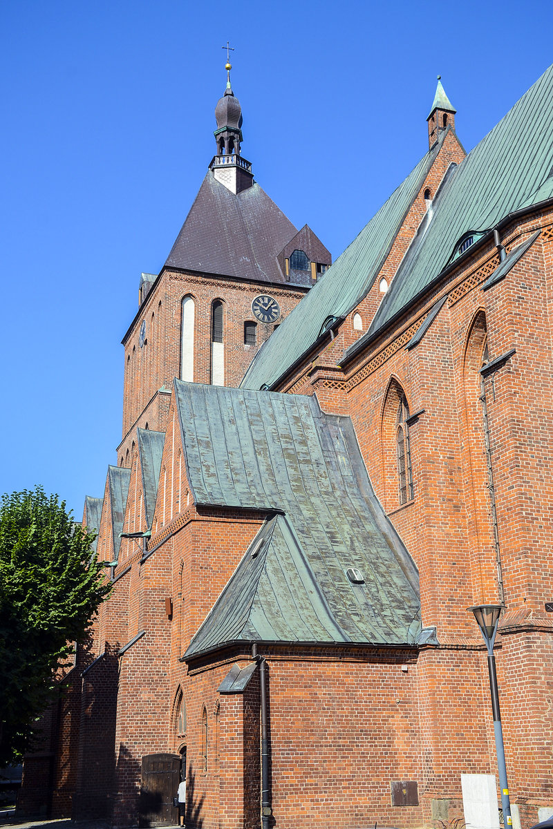 Die katholische Kathedrale St. Marien in Koszalin (Kslin).  Die dreischiffige Basilika aus der Backsteingotik wurde zwischen 1300 und 1333 erbaut. Der 57 Meter hohe Frontturm wird von einem Pyramidendach mit barocker Laterne bekrnt. Aufnahme: 16. August 2020.