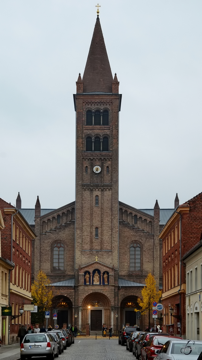 Die katholische Peter-und-Paul-Kirche steht in der Potsdamer Innenstadt. (Oktober 2013)