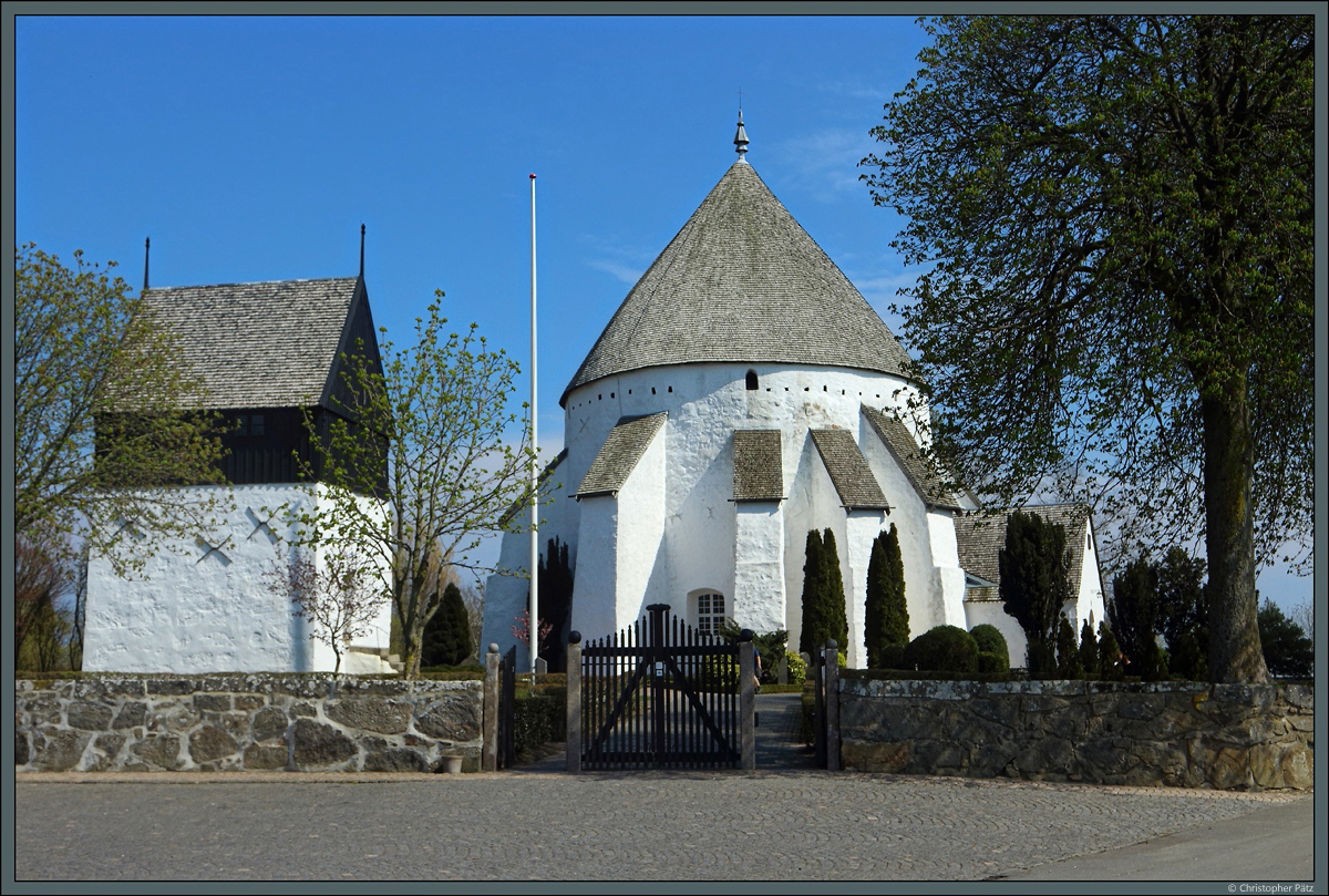 Die Kirche von sterlars ist die grte und lteste Rundkirche Bornholms. Sie wurde um 1150 errichtet. Links ist der Glockenturm zu sehen. (25.04.2019)