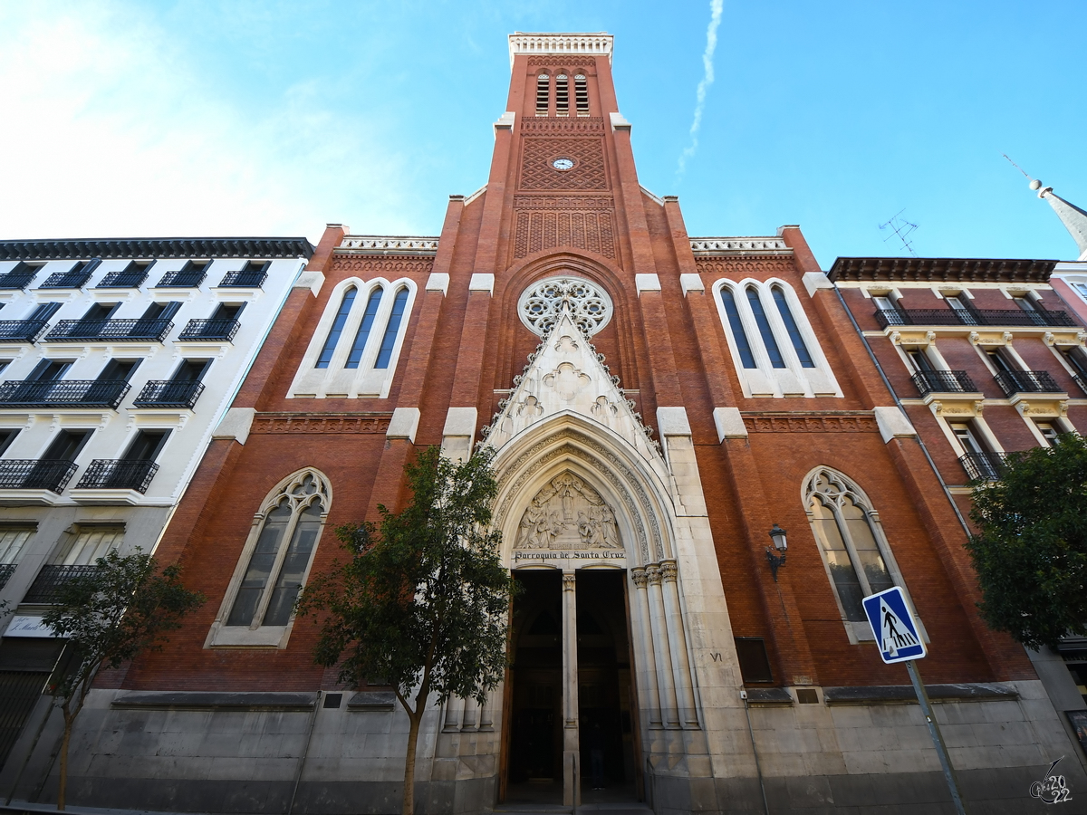 Die Kirche des Heiligen Kreuzes (Parroquia de Santa Cruz) mit ihrer im Stil des Churriguerismus gestalteten Fassade wurde in den Jahren von 1889 bis 1902 erbaut.