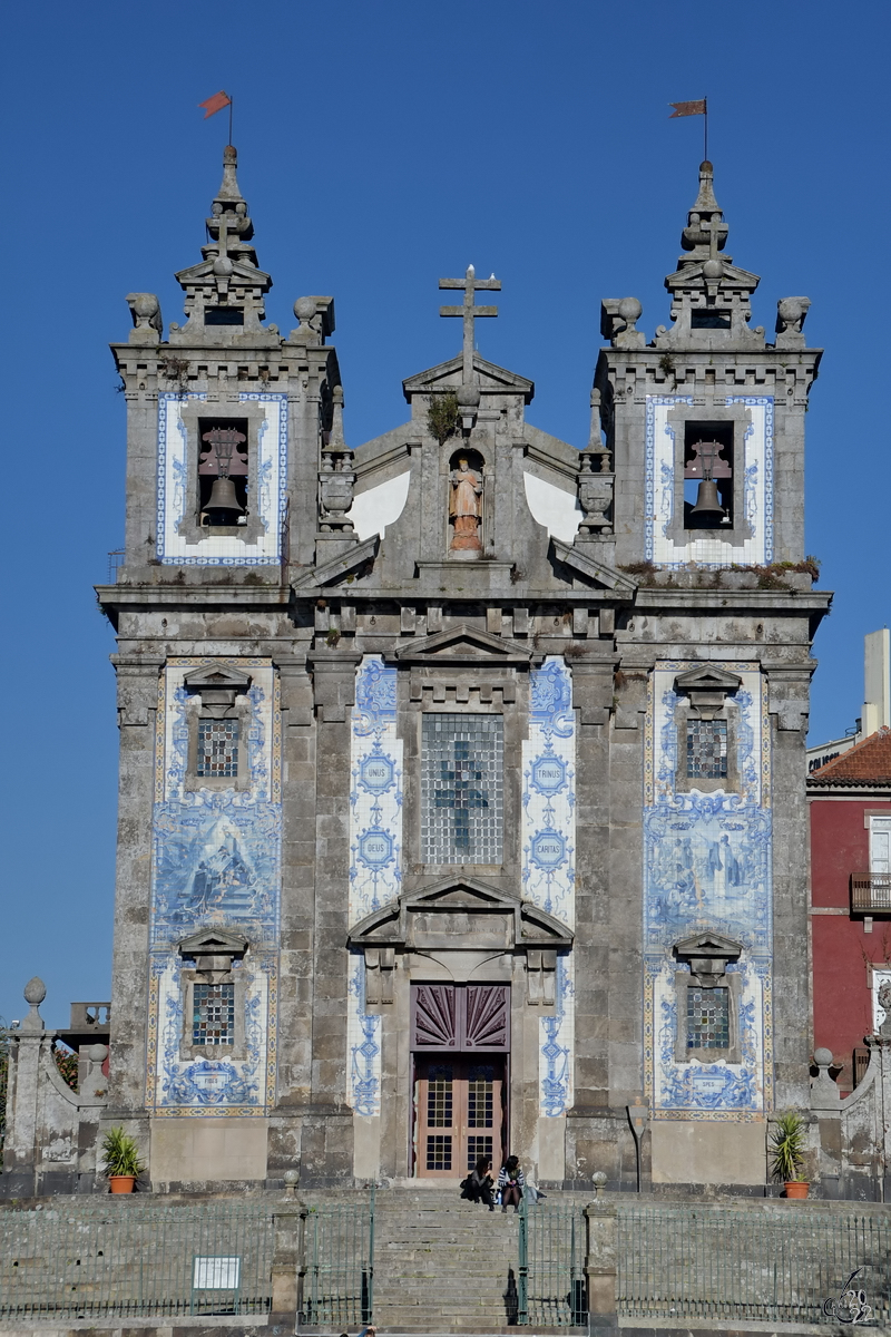 Die Kirche Igreja de Santo Ildefonso wurde 1739 fertiggestellt und befindet sich in der Nhe des Batalha-Platzes in Porto. (Januar 2017)