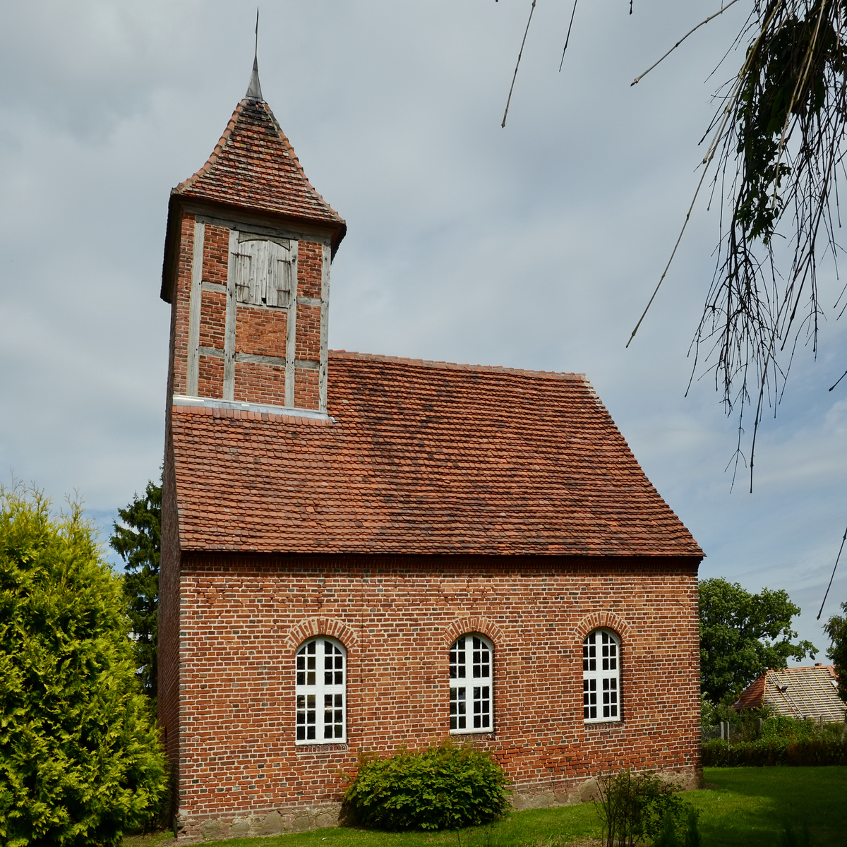 Die Kirche Prtzen ist eine Backsteinkirche mit Fachwerkturm aus dem Jahr 1758. (August 2013)