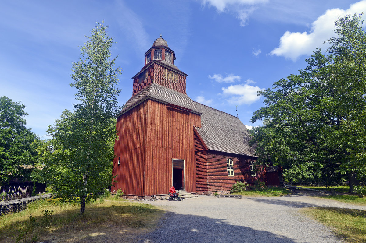 Die Kirche von Seglora im Stockholmer Freilichtmuseum Skansen. Ursprnglich wurde diese Kirche im Jahre 1730 in Vstergtland gebaut. 1916 wurde ie dann an ihrem jetzigen Standort verlegt. Am 26. Mai 1918 war der Umzug abgeschlossen und die Kirche konnte wieder geffnet werden. 
Aufnahme: 25. Juli 2017.