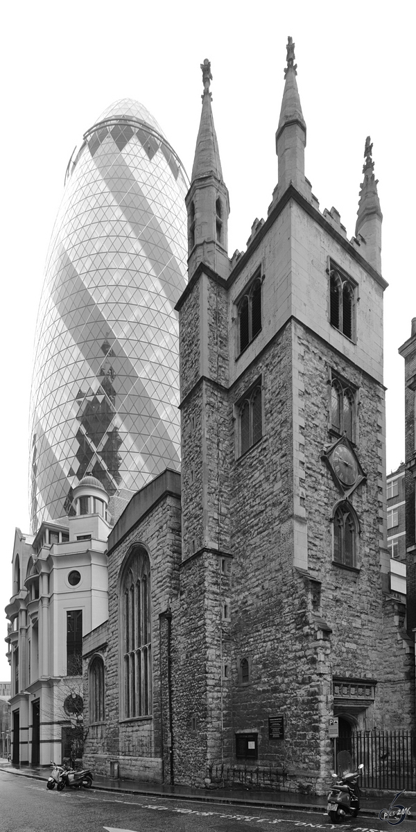 Die Kirche St. Andrew Undershaft und das Hochhaus  The Gherkin  in London. (Mrz 2013)