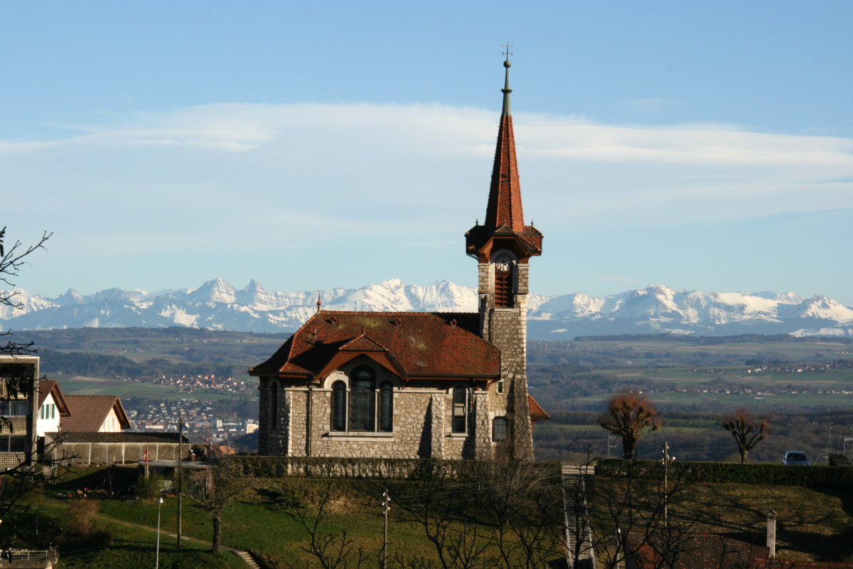 Die Kirche von Vuitebuf mit dem Alpenpanorama im Hintergrund; 21.02.2016