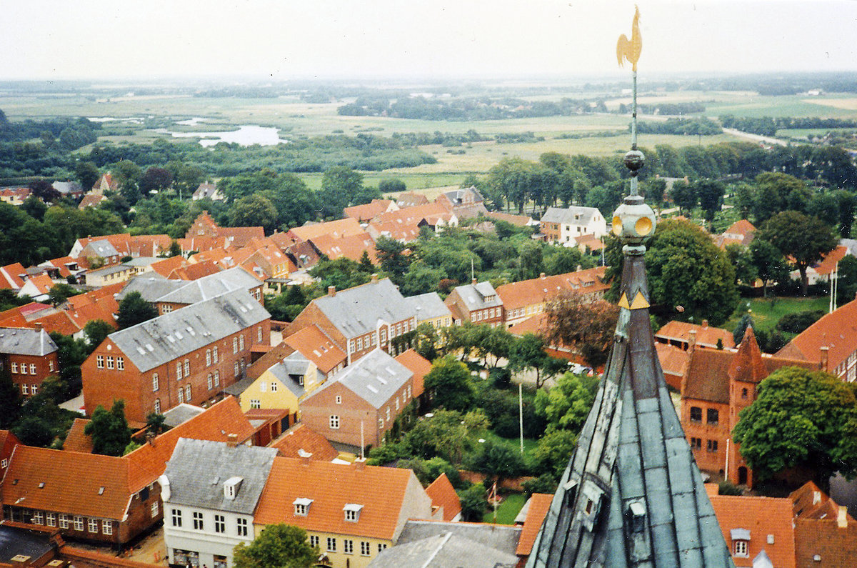 Die Kleinstadt Ribe (auf deutsch: Ripen) vom Dom aus gesehen (vom Analogfoto). Aufnahme: September 1992.