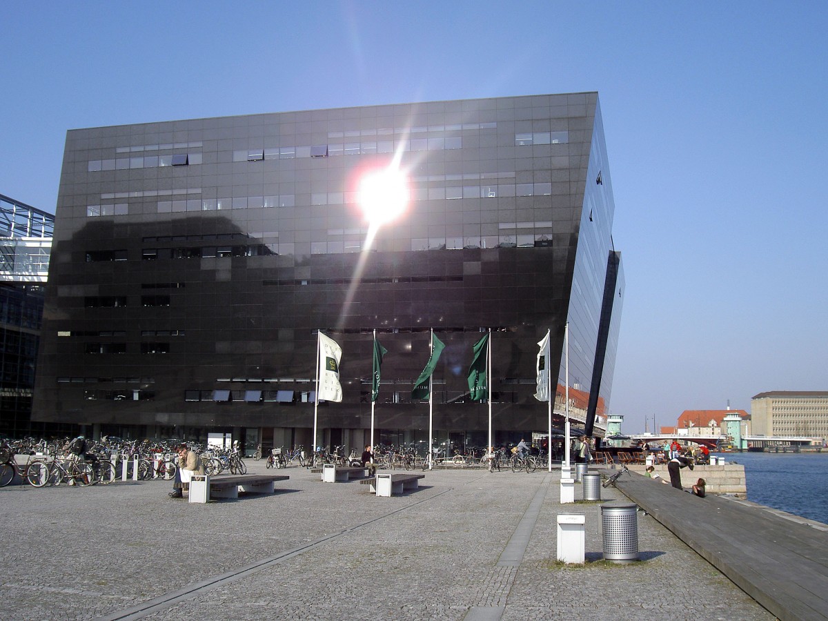 Die Knigliche Bibliothek in Kopenhagen. Der Name des Gebudes ist Diamanten (der Diamant). Aufnahme: Mai 2006.