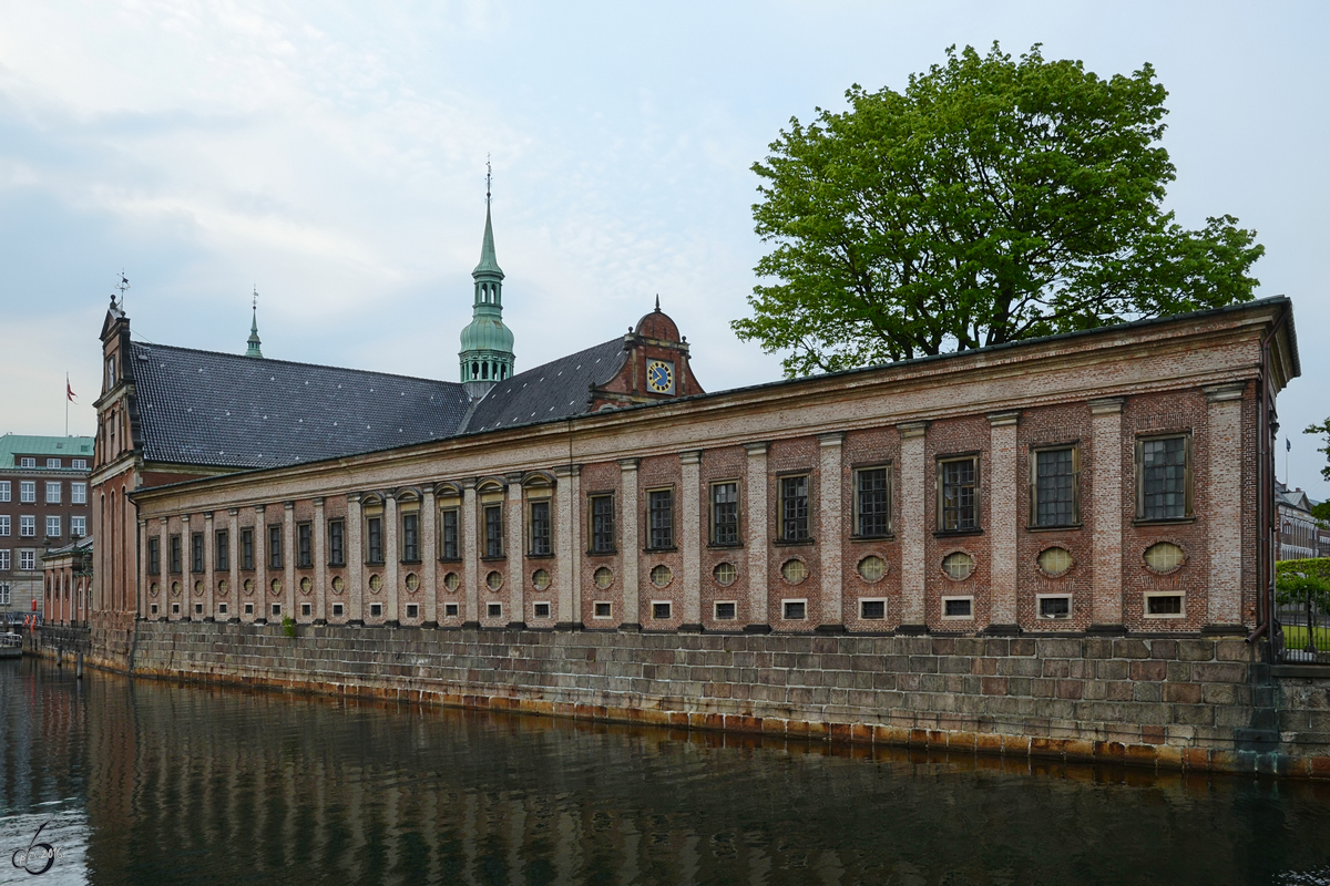 Die Kopenhagener Holmens Kirke - im Jahr 1619 zu einer Kirche fr die Angehrigen der Kniglichen Marine umgewandelt - war ursprnglich seit 1562 eine Ankerschmiede. (Mai 2012)