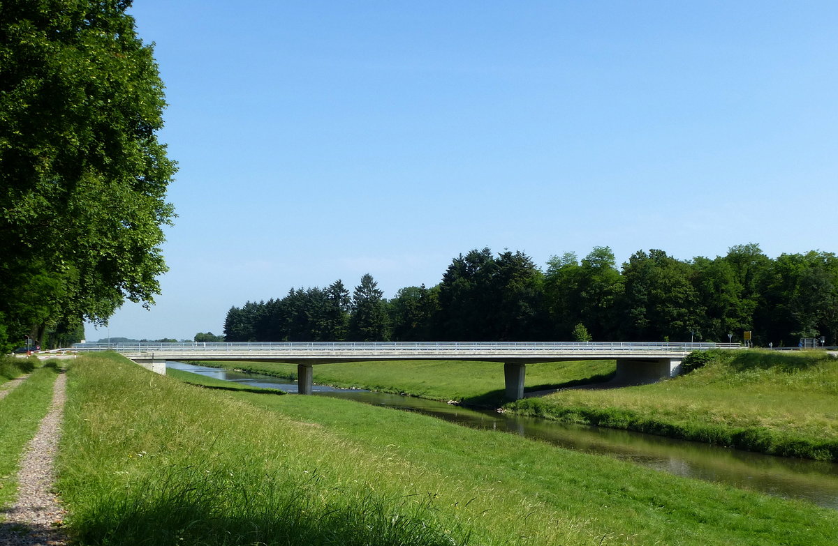 die Kreisstrae K5135 berquert auf dieser Brcke den Leopoldskanal westlich von Kenzingen, Juni 2018