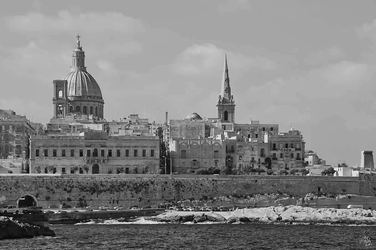 Die Kuppel der Karmelitenkirche und der Turm der Prokathedrale St. Paul berragen die Dcher in Valletta. (Oktober 2017)