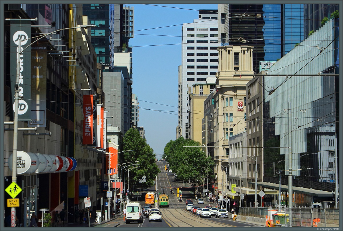 Die La Trobe Street im Zentrum von Melbourne wird von den Hochhusern unterschiedlicher Bauepochen geprgt. (29.12.2019)