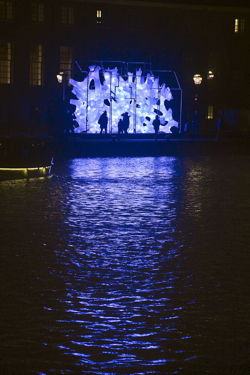 Die Lichtinstallation Rhizome House an der Amstel in Amsterdam. Aufnahme: 3. Januar 2017.