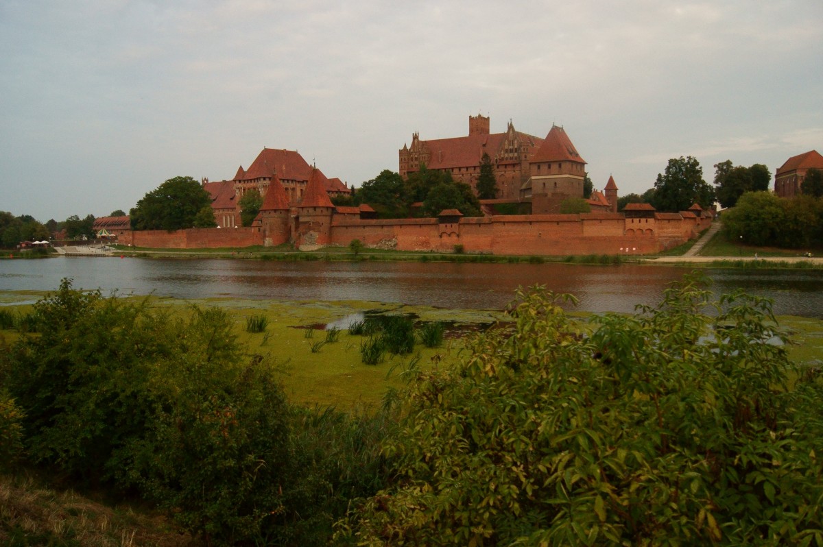 Die Marienburg vom linken Ufer der Nogat. (12.09.2014)