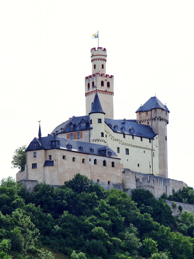 Die Marksburg oberhalb von Braubach mit dem charakteristischen zweiteiligen Butterfassturm. (31. Mai 2015)