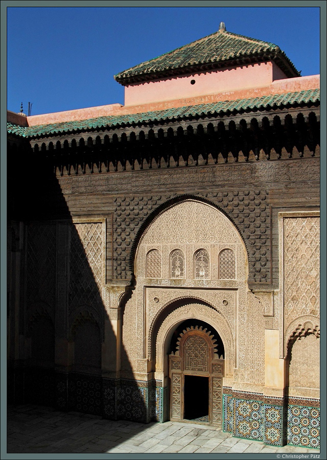 Die Medersa Ben Youssef ist eine der bekanntesten Sehenswrdigkeiten Marrakeschs. Die Koranschule gehrt zu den ltesten Gebuden der Stadt und ist im Innenhof reich verziert. Die Gestaltung mit Kachelungen, Stuckelementen und Zedernholzschnitzereien ist ein Musterbeispiel der maurischen Architektur. (Marrakesch, 20.11.2015)