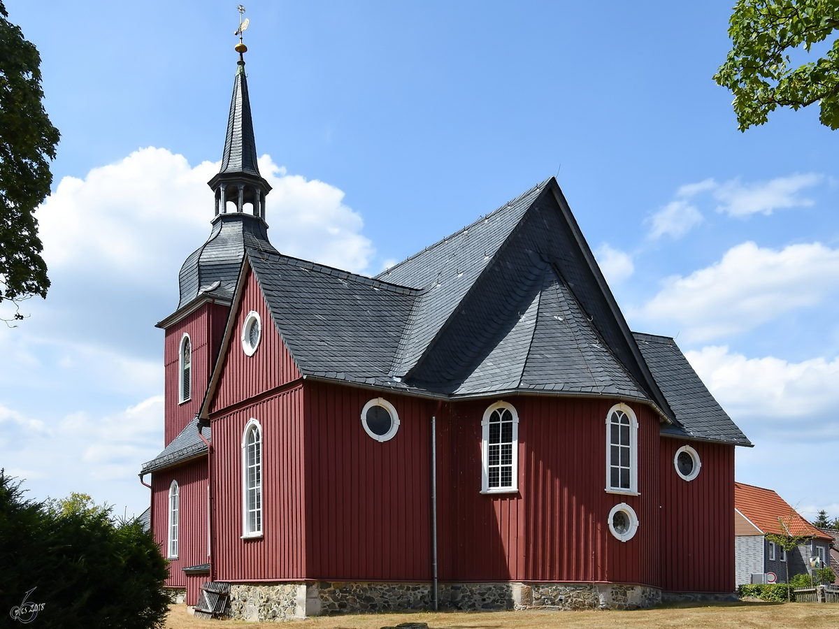Die mit Holz verkleidete evangelische Kirche  Zur Himmelspforte  wurde in den Jahren 1701 bis 1704 erbaut. (Hohegei, August 2018)