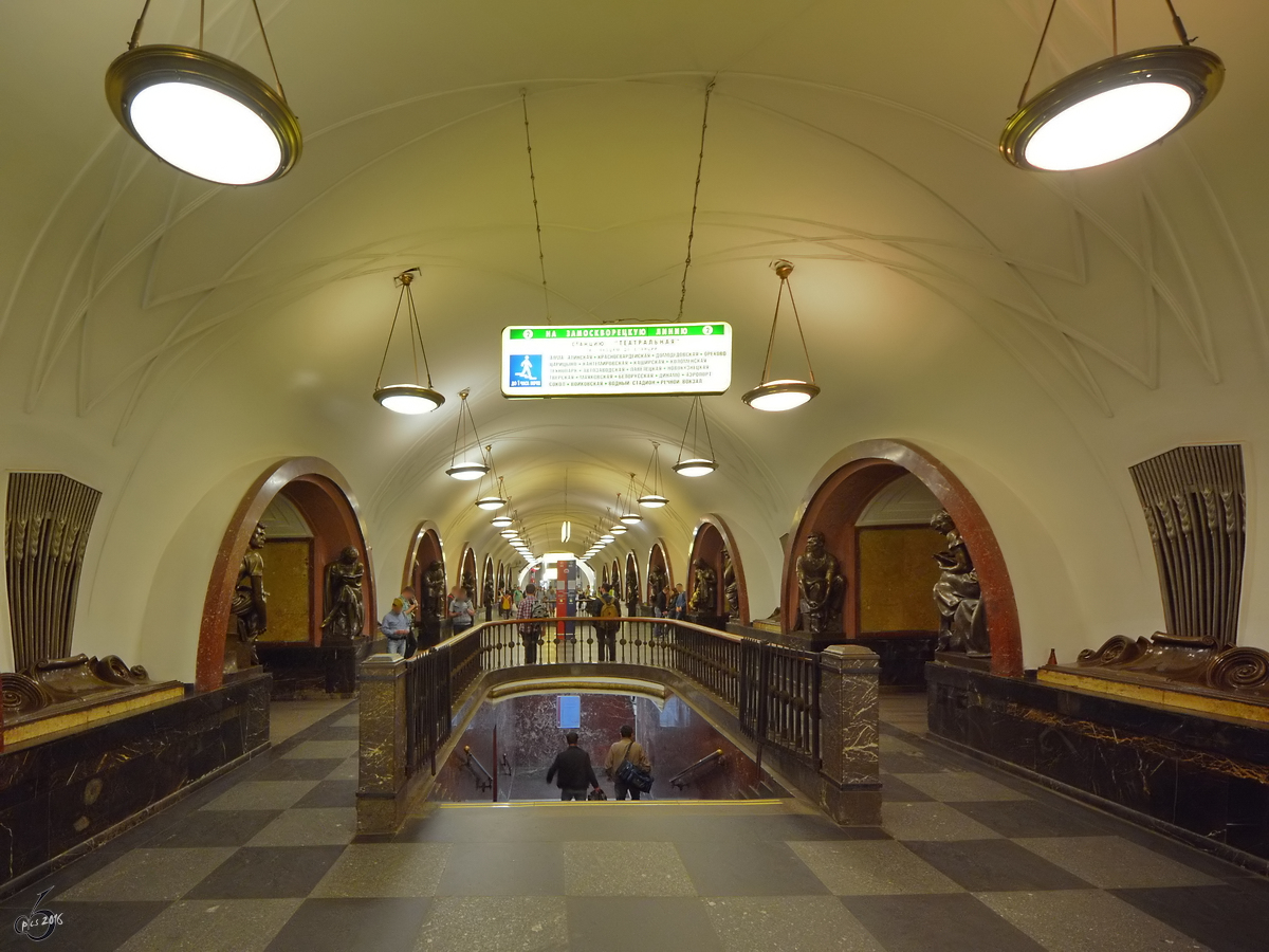 Die mit reichlich Statuen geschmckte Metrostation Ploshchad Revolyutsii. (Moskau, Mai 2016)