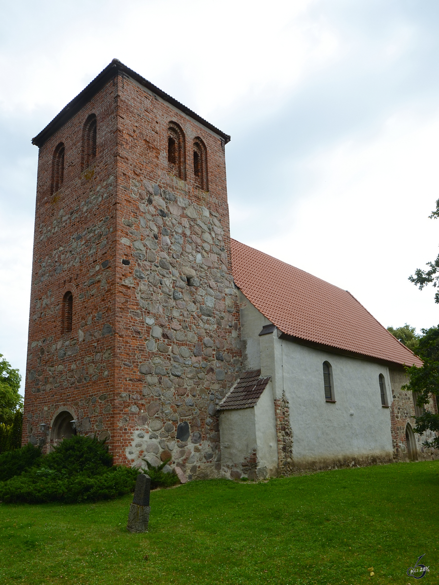Die mittelalterliche evangelische Dorfkirche von Beggerow. (August 2013)