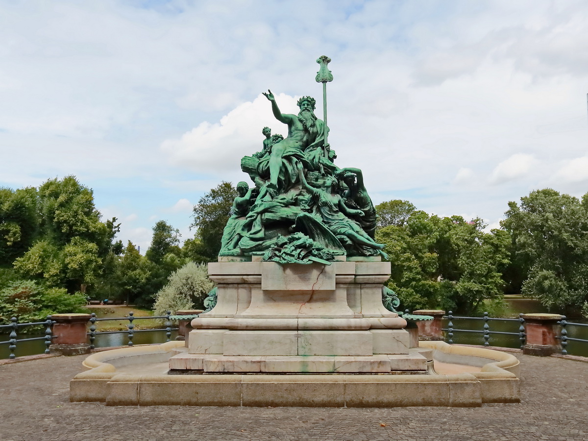 Die Monumentalskulptur  Vater Rhein und seine Tchter  vor dem Stndehaus (Eingangsbereich zur Kunstsammlung K21)  wurde um 1897 errichtet, gesehen am 28. Juli 2017.