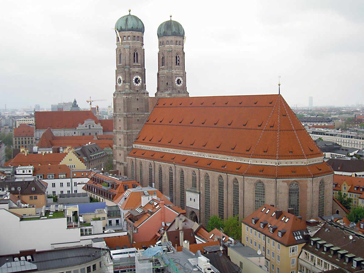 Die Mnchener Frauenkirche vom Rathaus aus gesehen. Aufnahme: 2. Mai 2005.