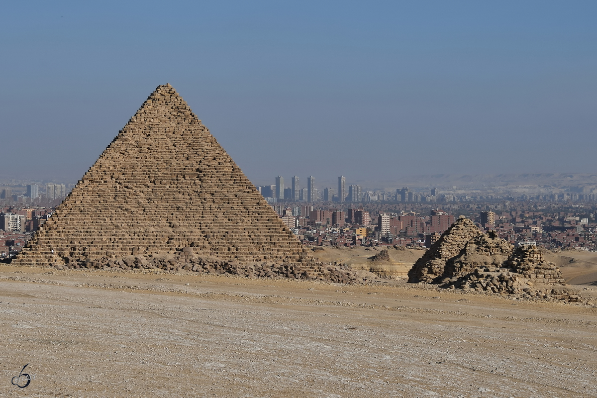 Die Mykerinos-Pyramide mit den 3 kleineren Kniginnenpyramiden. (Gizeh, Dezember 2018)