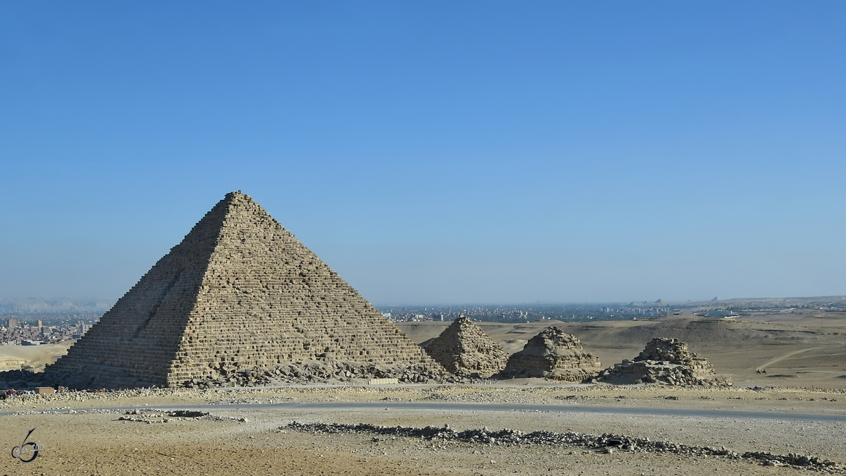 Die Mykerinos-Pyramide mit den 3 kleineren Kniginnenpyramiden. (Gizeh, Dezember 2018)