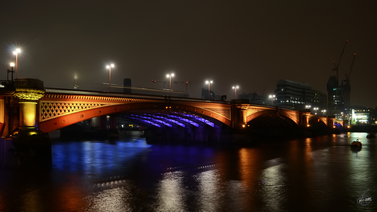 Die in der Nacht beleuchtete Blackfriars Brcke im Herzen von London. (Mrz 2013)