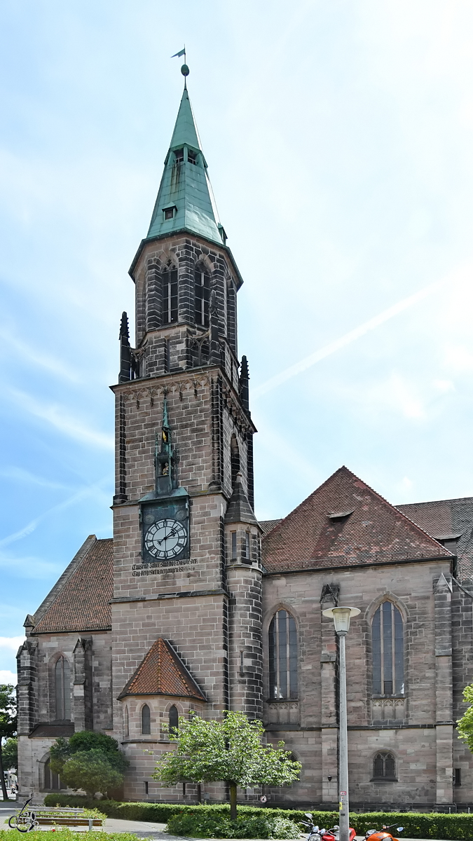 Die neugotische Pfarrkirche St. Peter in Nrnberg wurde 1901 errichtet. (Juni 2019)