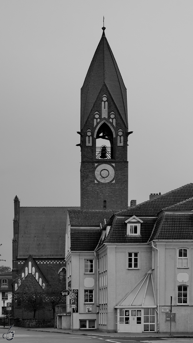 Die im neugotischen Stil erbaute katholische Kirche „Maria Rosenkranzknigin“ hat einen offenen Glockenstuhl und als Turmdach eine sogenannte Bischofsmtze. (August 2014)